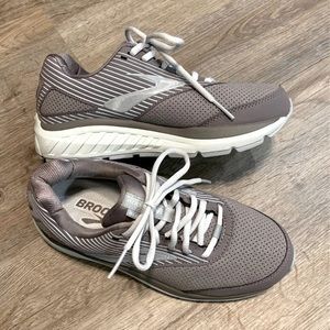 Brooks Addiction Walker Suede shoes - women’s 7.5